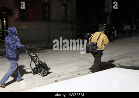 Bronx, NY, USA. 29 Dez, 2017. Die Bewohner der West Farmen Abschnitt der Bronx, versuchen sie ihr Leben nach einem massiven Feuer, Neue YorkÕs schlimmsten Feuer für eine Generation, 12 getötet, darunter vier Kinder in der Nacht zuvor in der Bronx von New York City zu rekonstruieren. 29. Dezember 2017. Quelle: MPI 43/Media Punch/Alamy leben Nachrichten Stockfoto