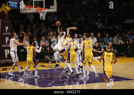 Los Angeles, CA, USA. 29 Dez, 2017. LA Clippers guard Lou Williams (23), sich für eine Aufstellung während der Los Angeles Clippers vs Los Angeles Lakers an Staples Center am 29. Dezember 2017. Credit: Csm/Alamy leben Nachrichten Stockfoto