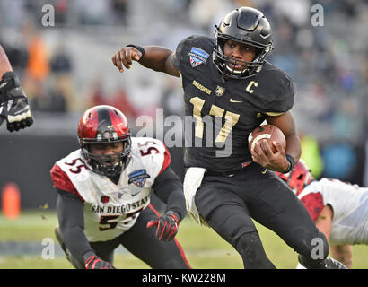 Dezember 23, 2017 - Armee quarterback Ahmad Bradshaw (17) kriecht durch die San Diego State Verteidigung im dritten Quartal ein NCAA College Football Spiel in der Lockheed Martin Streitkräfte Schüssel am Amon G. Carter Stadion in Fort Worth, Texas. Armee gewann 42-35. Austin McAfee/CSM Stockfoto