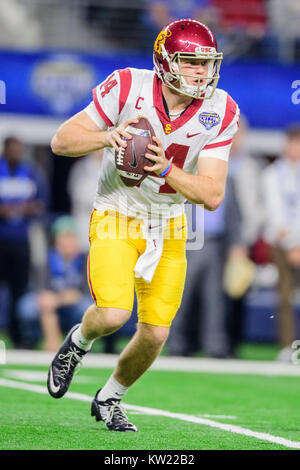 Arlington, Texas, USA. 29 Dez, 2017. USC Trojans quarterback Sam Darnold (14) Während der Goodyear Baumwollschüssel Classic NCAA College Football Bowl Spiel zwischen der Ohio State und USC am Freitag, 29 Dezember, 2017 bei AT&T Stadium in Arlington, TX. Credit: Cal Sport Media/Alamy leben Nachrichten Stockfoto