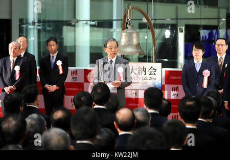 Toyota, Japan. 29 Dez, 2017. Japan Exchange Group CEO Akira Kiyota liefert eine Rede während einer Zeremonie der letzte Handelstag von 2017 an der Börse in Tokio am Freitag zu feiern, 29. Dezember 2017. Japans Anteil fielen die Preise 19.04 Yen bei 22,764.94 Yen an der Börse in Tokio zu schließen. Credit: Yoshio Tsunoda/LBA/Alamy leben Nachrichten Stockfoto