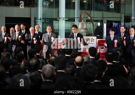 Toyota, Japan. 29 Dez, 2017. Japan Exchange Group Führungskräfte Klatschen während einer Zeremonie der letzte Handelstag von 2017 an der Börse in Tokio am Freitag zu feiern, 29. Dezember 2017. Japans Anteil fielen die Preise 19.04 Yen bei 22,764.94 Yen an der Börse in Tokio zu schließen. Credit: Yoshio Tsunoda/LBA/Alamy leben Nachrichten Stockfoto