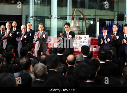 Toyota, Japan. 29 Dez, 2017. Japan Exchange Group Führungskräfte Klatschen während einer Zeremonie der letzte Handelstag von 2017 an der Börse in Tokio am Freitag zu feiern, 29. Dezember 2017. Japans Anteil fielen die Preise 19.04 Yen bei 22,764.94 Yen an der Börse in Tokio zu schließen. Credit: Yoshio Tsunoda/LBA/Alamy leben Nachrichten Stockfoto