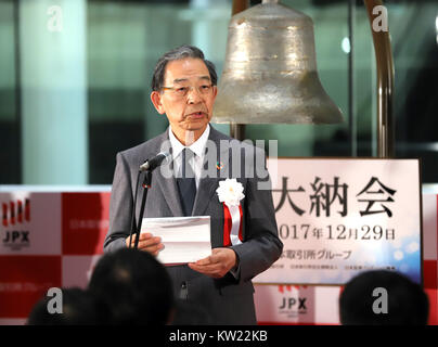 Toyota, Japan. 29 Dez, 2017. Japan Exchange Group CEO Akira Kiyota liefert eine Rede während einer Zeremonie der letzte Handelstag von 2017 an der Börse in Tokio am Freitag zu feiern, 29. Dezember 2017. Japans Anteil fielen die Preise 19.04 Yen bei 22,764.94 Yen an der Börse in Tokio zu schließen. Credit: Yoshio Tsunoda/LBA/Alamy leben Nachrichten Stockfoto