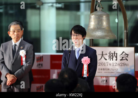 Toyota, Japan. 29 Dez, 2017. Japanische gehen sieben - Titel champion Yuta Iyama liefert eine Rede während einer Zeremonie zum letzten Handelstag 2017 an der Tokioter Börse feiert am Freitag, 29. Dezember 2017. Japans Anteil fielen die Preise 19.04 Yen bei 22,764.94 Yen an der Börse in Tokio zu schließen. Credit: Yoshio Tsunoda/LBA/Alamy leben Nachrichten Stockfoto