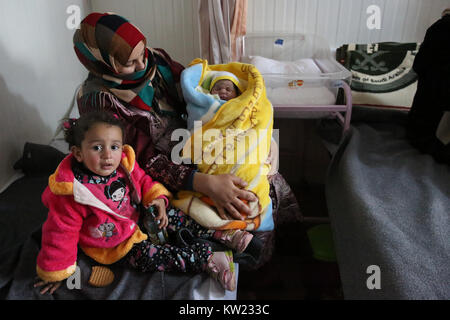 Jordan. 21 Jan, 2017. Eine Frau wiegt Ihr neugeborenes Baby an der UNFPA-run Mutterschaft Zentrum in Zaatari syrischen Flüchtlingslager. Durchschnittlich werden 70 Babys pro Monat sind dort geboren. Zur Zeit sind über 700.000 syrische Flüchtlinge in Jordanien die Flucht aus dem Konflikt in der Nation, die seit 2011 begonnen. Credit: Sally Hayden/SOPA/ZUMA Draht/Alamy leben Nachrichten Stockfoto