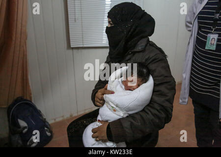 Jordan. 21 Jan, 2017. Ein 16-jähriges Mädchen wiegen Ihr neugeborenes Baby an der UNFPA-run Mutterschaft Zentrum in Zaatari syrischen Flüchtlingslager. Durchschnittlich werden 70 Babys pro Monat sind dort geboren. Kind Ehe ist stark gestiegen, seit der Krieg anfing. Derzeit gibt es über 700.000 syrische Flüchtlinge in Jordanien die Flucht aus dem Konflikt in der Nation, die seit 2011 begonnen. Credit: Sally Hayden/SOPA/ZUMA Draht/Alamy leben Nachrichten Stockfoto