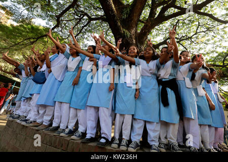 Dhaka, Bangladesch. 30. Dezember, 2017. Jubilant Studenten der Viqarunnisa 12.00 Uhr Schule und Hochschule feiern ihren Erfolg in der Grundschule Zertifikat (PSC) Untersuchungen nach den Ergebnissen am Samstag erklärt wurden. Credit: SK Hasan Ali/Alamy leben Nachrichten Stockfoto