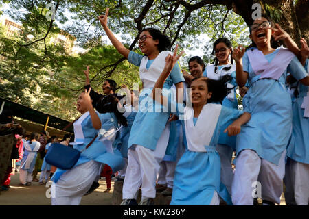 Dhaka, Bangladesch. 30. Dezember, 2017. Jubilant Studenten der Viqarunnisa 12.00 Uhr Schule und Hochschule feiern ihren Erfolg in der Grundschule Zertifikat (PSC) Untersuchungen nach den Ergebnissen am Samstag erklärt wurden. Credit: SK Hasan Ali/Alamy leben Nachrichten Stockfoto