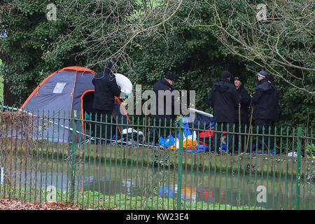 Finsbury Park, London, UK. 30. Dezember, 2017. Polizei sucht ein jugendlich durch einen Obdachlosen in der Nähe des Flusses verwendet. Polizisten, so bleibt es der Untersuchung der Ermordung von Iuliana Tudos, 22, deren Körper von einem Pavillon in Finsbury Park im Norden von London gefunden wurde. Iuliana Tudos, 22, Russischer und griechischer Herkunft gefunden wurde erstochen und mit einer Kopfverletzung in Finsbury Park am Mittwoch Nachmittag, den 27. Dezember 2017, drei Tage nachdem sie hatte zuletzt gesehen worden. Credit: Dinendra Haria/Alamy leben Nachrichten Stockfoto