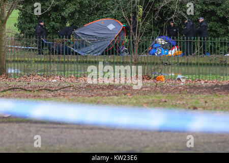 Finsbury Park, London, UK. 30. Dezember, 2017. Polizei sucht ein jugendlich durch einen Obdachlosen in der Nähe des Flusses verwendet. Polizisten, so bleibt es der Untersuchung der Ermordung von Iuliana Tudos, 22, deren Körper von einem Pavillon in Finsbury Park im Norden von London gefunden wurde. Iuliana Tudos, 22, Russischer und griechischer Herkunft gefunden wurde erstochen und mit einer Kopfverletzung in Finsbury Park am Mittwoch Nachmittag, den 27. Dezember 2017, drei Tage nachdem sie hatte zuletzt gesehen worden. Credit: Dinendra Haria/Alamy leben Nachrichten Stockfoto