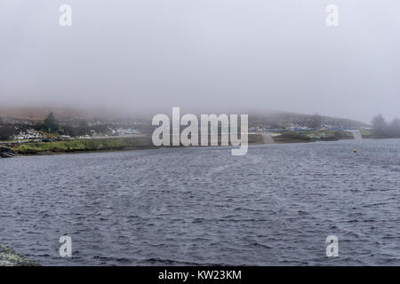Pennine Sailing Club. Nebel und niedrige Cloud bei Winscar Reservoir, Barnsley, South Yorkshire, England. Zum 30. Dezember 2017. Credit: Carl Dickinson/Alamy leben Nachrichten Stockfoto