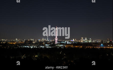 Berlin, Deutschland. 29 Dez, 2017. Die Lichter von Berlin, Deutschland, 29. Dezember 2017. Der Funkturm (Radio Tower) und Fernsehturm (Fernsehturm) in der Mitte gesehen werden kann. Credit: Paul Zinken/dpa/Alamy leben Nachrichten Stockfoto