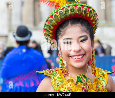 Trafalgar Square, London, 30. Dezember 2017. Kulturelle Bolivien Großbritannien Traditionelle bolivianische Tänzer die Massen mit ihren bunten Outfits unterhalten. Darsteller in Trafalgar Square geben der Öffentlichkeit eine Vorschau auf das Programm für die Parade der Londoner neues Jahr. Credit: Imageplotter Nachrichten und Sport/Alamy leben Nachrichten Stockfoto