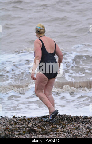 Clevedon, VEREINIGTES KÖNIGREICH. 30. Dezember, 2017. UK Wetter. In einer kalten, stürmischen am späten Nachmittag nur die mutigen Klettern im Herbst in die oder aus dem Meer in Clevedon, North Somerset klettern. Robert Timoney/Alamy leben Nachrichten Stockfoto