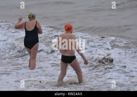 Clevedon, VEREINIGTES KÖNIGREICH. 30. Dezember, 2017. UK Wetter. In einer kalten, stürmischen am späten Nachmittag nur die tapferen steigen, fallen oder aus dem Meer in Clevedon, North Somerset klettern. Robert Timoney/Alamy leben Nachrichten Stockfoto