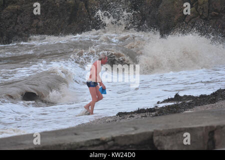 Clevedon, VEREINIGTES KÖNIGREICH. 30. Dezember, 2017. UK Wetter. In einer kalten, stürmischen am späten Nachmittag nur die mutigen Klettern im Herbst in die oder aus dem Meer in Clevedon, North Somerset klettern. Robert Timoney/Alamy leben Nachrichten Stockfoto