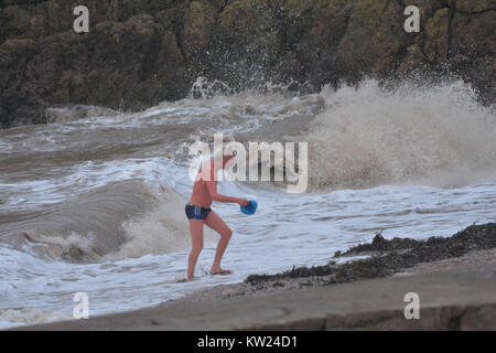 Clevedon, VEREINIGTES KÖNIGREICH. 30. Dezember, 2017. UK Wetter. In einer kalten, stürmischen am späten Nachmittag nur die mutigen Klettern im Herbst in die oder aus dem Meer in Clevedon, North Somerset klettern. Robert Timoney/Alamy leben Nachrichten Stockfoto