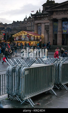 Die Princes Street, Edinburgh, Schottland, Vereinigtes Königreich, 30. Dezember 2018. Schranken in der Vorbereitung für die Hogmanay Silvester street Party Stockfoto