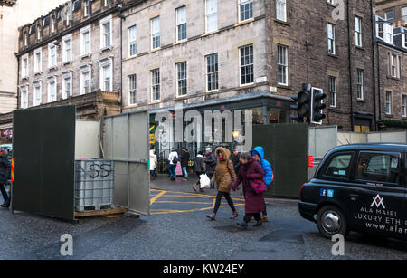 Die Princes Street, Edinburgh, Schottland, Vereinigtes Königreich, 30. Dezember 2018. Schranken in der Vorbereitung für die Hogmanay Silvester street Party Stockfoto