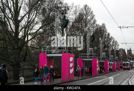 Die Princes Street, Edinburgh, Schottland, Vereinigtes Königreich, 30. Dezember 2018. Lichter in Vorbereitung für Eve Street Party die Hogmanay des Neuen Jahres Stockfoto