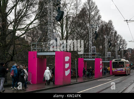 Die Princes Street, Edinburgh, Schottland, Vereinigtes Königreich, 30. Dezember 2018. Lichter in Vorbereitung für Eve Street Party die Hogmanay des Neuen Jahres Stockfoto