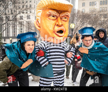 New York, USA, 30. Dez. 2017. Die Demonstranten, die New Yorker Polizisten, die vorgeben, ein anderer Demonstrant das Tragen einer Maske spöttisch eine verkettete US-Präsident Donald Trump auf einem Gefängnis uniform zu verhaften, da sie neben New York City Plaza Hotel durchführen. Demonstranten braved einen Schneesturm Amtsenthebungsverfahren ist Trumpf zu verlangen. Foto von Enrique Ufer/Alamy leben Nachrichten Stockfoto