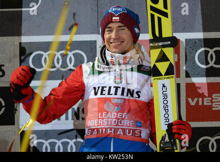 Oberstdorf, Deutschland. 30 Dez, 2017. Kamil Stoch von Polen (1.) feiert seinen Sieg nach dem zweiten Lauf der Männer großen Hügel Skispringen Event bei der Vierschanzentournee in Oberstdorf, Deutschland, 30. Dezember 2017. Quelle: Angelika Warmuth/dpa/Alamy leben Nachrichten Stockfoto