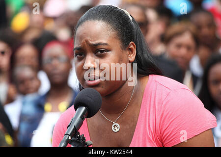 Datei. 30 Dez, 2017. Aktivist ERICA GARNER, Tochter von Eric Garner, stirbt am 27. Garner ein früherer Herzinfarkt nach der Geburt ihres Sohnes im August erlitten hatte, ihr Herz war fand später erweitert werden. Im Bild: Aug 9, 2015 - Ferguson, Missouri, USA - ERICA SNIPES, Tochter Eric Garner, spricht an der Michael Brown Jr. Memorial. Die Demonstranten auf die Straße gingen, den Jahrestag des Todes von Michael Brown Jr. in Ferguson zu gedenken. Credit: Raffe Lazarian/ZUMA Draht/Alamy leben Nachrichten Stockfoto