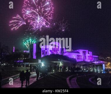 Edinburgh, Großbritannien. 30 Dez, 2017. Edinburgh's Hogmanay Feiern beginnen mit dem traditionellen torchlit Prozession. In diesem Jahr die Route endet außerhalb des Schottischen Parlaments in Holyrood, wo ein Wort von den jungen Menschen in Schottland gewählt, dass macht Sie Stolz in dem Land zu leben, die von Tausenden von fackelträger offenbart wird. Im Bild: Feuerwerk über dem Schottischen Parlament Credit: Rich Dyson/Alamy leben Nachrichten Stockfoto