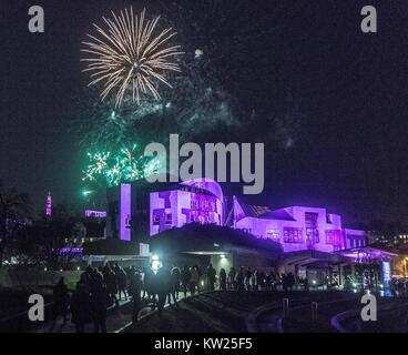 Edinburgh, Großbritannien. 30 Dez, 2017. Edinburgh's Hogmanay Feiern beginnen mit dem traditionellen torchlit Prozession. In diesem Jahr die Route endet außerhalb des Schottischen Parlaments in Holyrood, wo ein Wort von den jungen Menschen in Schottland gewählt, dass macht Sie Stolz in dem Land zu leben, die von Tausenden von fackelträger offenbart wird. Im Bild: Feuerwerk über dem Schottischen Parlament Credit: Rich Dyson/Alamy leben Nachrichten Stockfoto