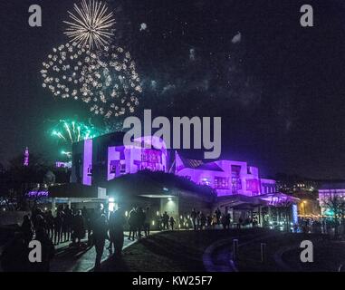 Edinburgh, Großbritannien. 30 Dez, 2017. Edinburgh's Hogmanay Feiern beginnen mit dem traditionellen torchlit Prozession. In diesem Jahr die Route endet außerhalb des Schottischen Parlaments in Holyrood, wo ein Wort von den jungen Menschen in Schottland gewählt, dass macht Sie Stolz in dem Land zu leben, die von Tausenden von fackelträger offenbart wird. Im Bild: Feuerwerk über dem Schottischen Parlament Credit: Rich Dyson/Alamy leben Nachrichten Stockfoto