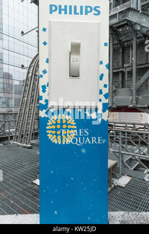 New York, Vereinigte Staaten. 30 Dez, 2017. Blick auf riesige Philips Lighting Switch zu initiieren Lichteffekte auf Neues Jahr Kugel als während der Prüfung auf One Times Square Credit gesehen: Lev radin/Alamy leben Nachrichten Stockfoto