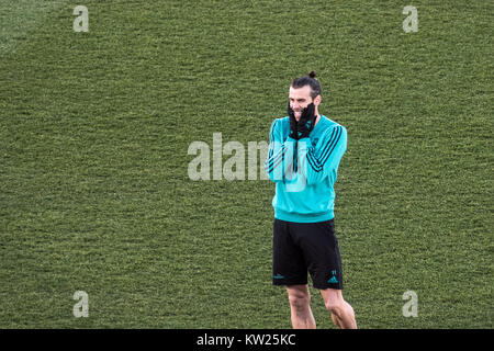 Madrid, Spanien. 30 Dez, 2017. Real Madrid ist Gareth Bale lächelnd während einer Schulung in Madrid, Spanien. Credit: Marcos del Mazo/Alamy leben Nachrichten Stockfoto