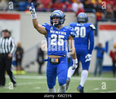 Dezember 30, 2017; Memphis, TN, USA; Memphis Tigers LB, AUSTIN HALL (25), Signale an die Masse, in einem NCAA D1 Fußballspiel mit der Iowa State. Die Iowa Zustand-Wirbelstürme besiegten die Memphis Tigers, 21-20, in der Auto Zone Liberty Bowl. Kevin Langley/CSM Stockfoto