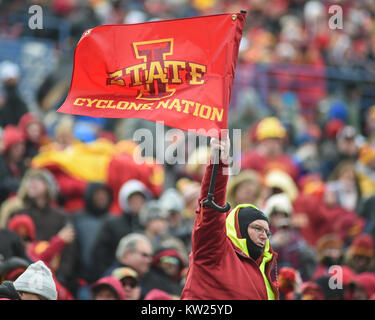 Dezember 30, 2017; Memphis, TN, USA; Iowa State Fans ihren Stolz anzeigen, während der NCAA D1 Fußballspiel mit den Memphis Tigern. Die Iowa Zustand-Wirbelstürme besiegten die Memphis Tigers, 21-20, in der Auto Zone Liberty Bowl. Kevin Langley/CSM Stockfoto