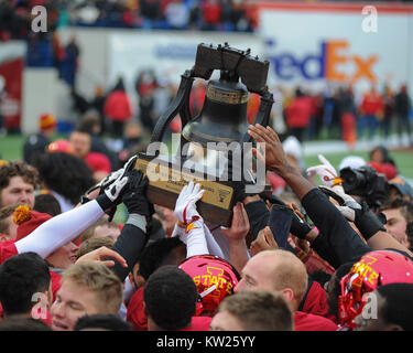 Dezember 30, 2017; Memphis, TN, USA; Iowa State Spieler zeigen ihre WM-Trophäe nach dem NCAA D1 Fußballspiel mit den Memphis Tigern. Die Iowa Zustand-Wirbelstürme besiegten die Memphis Tigers, 21-20, in der Auto Zone Liberty Bowl. Kevin Langley/CSM Stockfoto