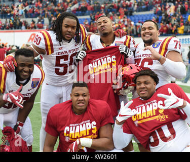 Dezember 30, 2017; Memphis, TN, USA; Iowa State Spieler darstellen, die die Meisterschaft Shirt, nach der NCAA D1 Fußballspiel mit den Memphis Tigern. Die Iowa Zustand-Wirbelstürme besiegten die Memphis Tigers, 21-20, in der Auto Zone Liberty Bowl. Kevin Langley/CSM Stockfoto