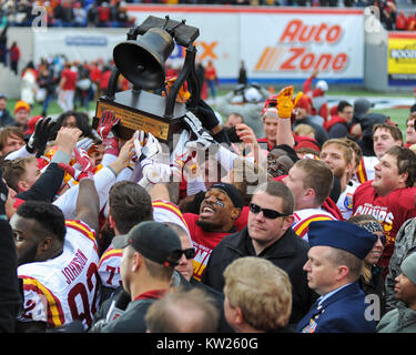 Dezember 30, 2017; Memphis, TN, USA; Iowa State Spieler zeigen ihre WM-Trophäe nach dem NCAA D1 Fußballspiel mit den Memphis Tigern. Die Iowa Zustand-Wirbelstürme besiegten die Memphis Tigers, 21-20, in der Auto Zone Liberty Bowl. Kevin Langley/CSM Stockfoto