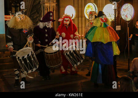 Basel, Schweiz. Zum 30. Dezember 2017. Tambouren (trommler) einer Clique (eine Formation während des Karnevals von Basel) Basler Trommeln in der Elisabethenkirche in traditionellen Kostümen. Bruder Alois, der Prior von Taize ausgehenden Gemeinschaft, kündigte die spanische Stadt Madrid als Host City für die Wallfahrt 2018 des Vertrauens auf der Erde auf einer Pressekonferenz und das Abendgebet. Der 3. Tag der Wallfahrt 2017 des Vertrauens auf der Erde sah auch Gebete und Workshops für die Teilnehmer. Quelle: Michael Debets/Alamy leben Nachrichten Stockfoto