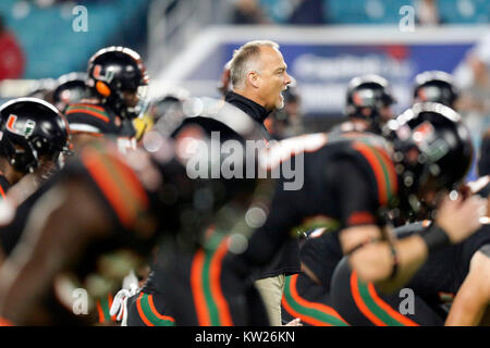 Miami Gardens, Florida, USA. 30 Dez, 2017. Miami Hurrikane Haupttrainer Markierung Richt schreit während einer Übung vor dem Orange Bowl im Hard Rock Stadion in Miami Gardens, Fla., am Samstag, den 30. Dezember 2017. Quelle: Andres Leiva/der Palm Beach Post/ZUMA Draht/Alamy leben Nachrichten Stockfoto