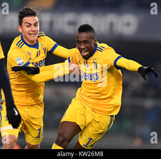 (171231) - Verona, 31. Dez., 2017 (Xinhua) - Juventus' Blaise Matuidi (R) feiert zählen während der italienischen Serie A Fußballspiel zwischen Juventus Turin und Verona in Verona, Italien, Dez. 30, 2017. Juventus Turin gewann 3-1. (Xinhua / Alberto Lingria) Stockfoto