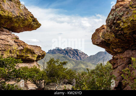 Dieser Berg ähnelt das Profil von Geronimo, wie er in den Himmel blickt. Chirihahua National Monument im südlichen Arizona. Stockfoto