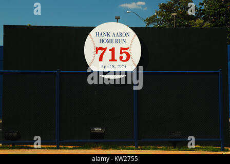 Atlanta, Georgia kennzeichnet die Stelle, wo Hank Aaron seinen Rekord seiner 715 Home Run im Jahr 1974 getroffen. Der Marker wird auf die eigentliche Mauer die Kugel gelöscht Stockfoto