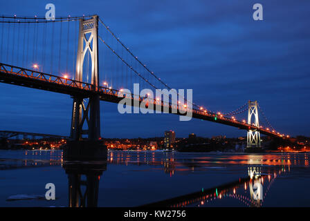 Der Franklin D Roosevelt Bridge, auch bekannt als die Mid Hudson Bridge ist in das eisige Wasser des Hudson River in der Nähe von Poughkeepsie, New York nieder Stockfoto