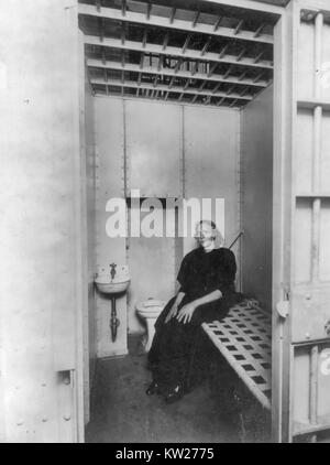 New York City Polizei Abt., 1909: 'drunken Frau' in neuen Filet station Zelle, Kinderbett, Toilette und ein Waschbecken mit fließendem Wasser. 1909 Stockfoto