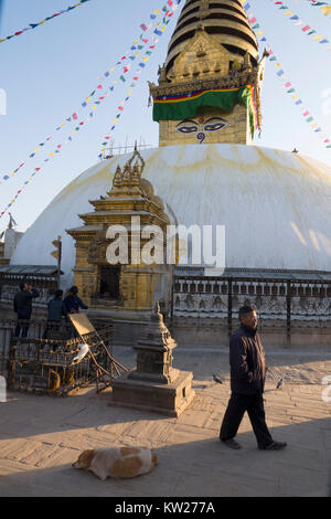 Menschen Gottesdienst an der Spitze von Swayambhunath Tempel in Kathmandu, Nepal Stockfoto