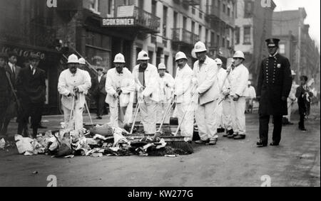 'White Wings' unter Polizeischutz - Foto zeigt Männer in weißen Uniformen und Hüte fegen Müll in den Straßen gekleidet, während eines New York City garbage Strike, November 8-11, 1911. Stockfoto