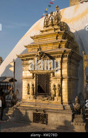 Menschen Gottesdienst an der Spitze von Swayambhunath Tempel in Kathmandu, Nepal Stockfoto