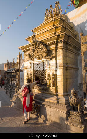 Menschen Gottesdienst an der Spitze von Swayambhunath Tempel in Kathmandu, Nepal Stockfoto